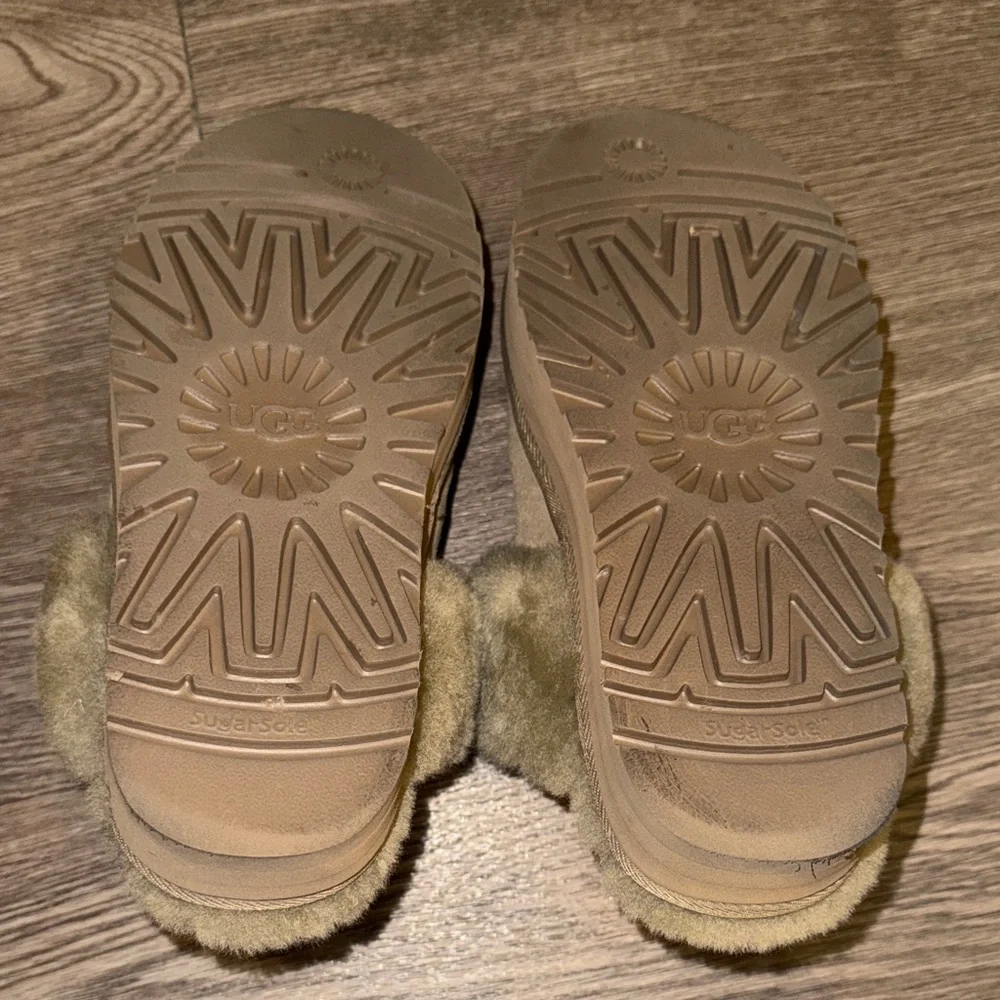Cozy Tan UGG Fur-Lined Slippers - Picture 4 of 6